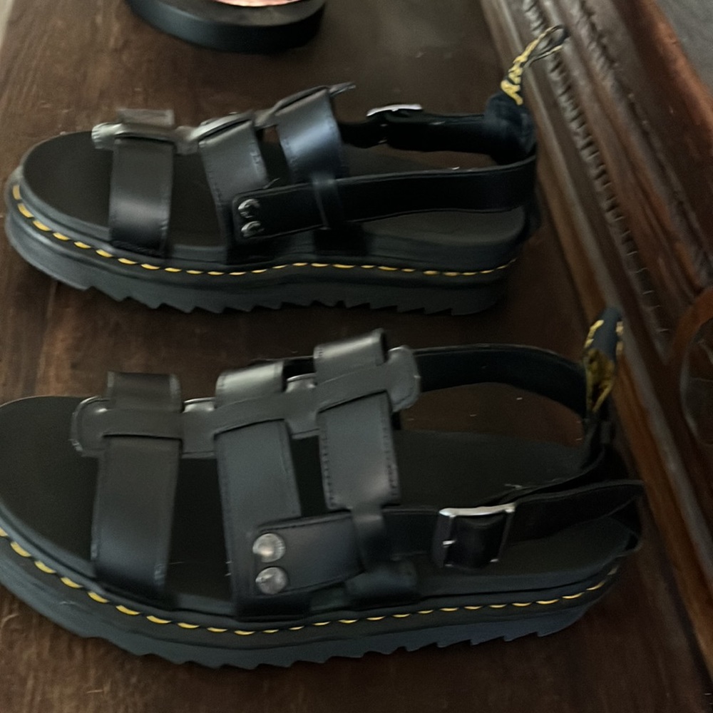 Dr. Martens Mens Size 12 Sandal Airwall with bouncing soles - Picture 2 of 4